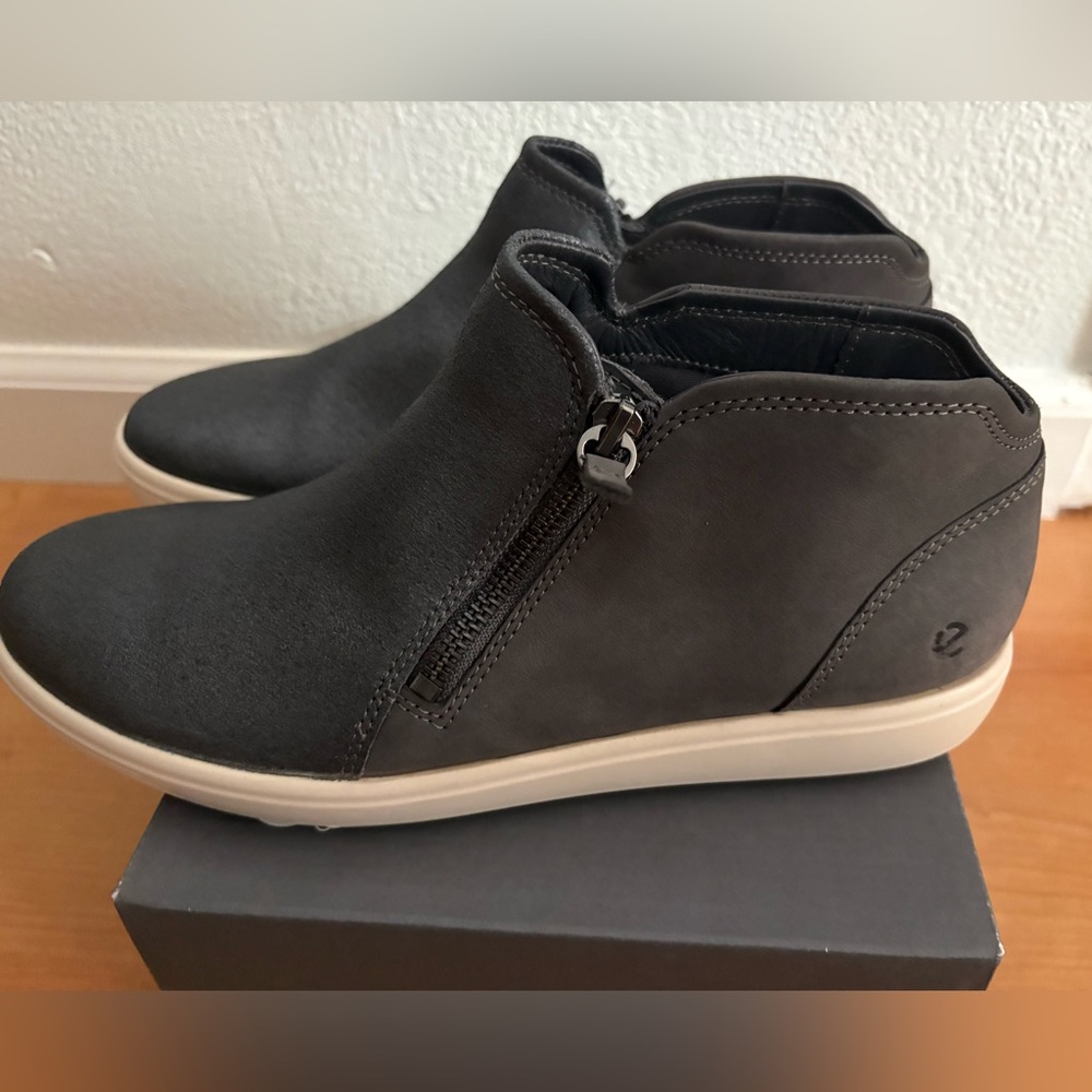Ecco Women's Gray Ankle Boots